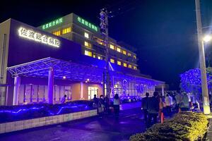 糖尿病予防や啓発活動のシンボルカラーである青い光がともされた佐渡総合病院＝佐渡市千種