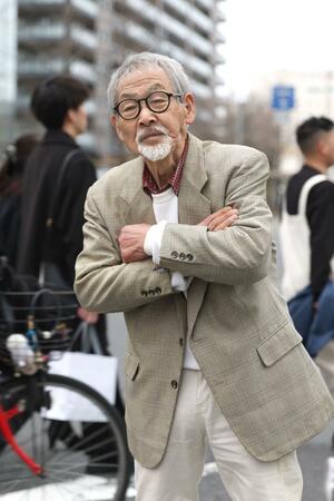 「電車の中でも人間観察を欠かさない。芝居の引き出しが増えるので」と語る五頭岳夫さん＝新潟市中央区