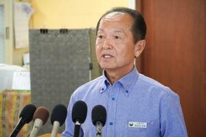 沖縄県名護市長選への出馬を表明し、取材に応じる渡具知武豊市長=17日午後、名護市役所