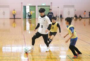 南魚沼市出身のサッカー選手と児童が交流したイベント=21日、南魚沼市坂戸