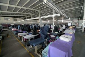 アフリカ南部レソトの首都マセルで操業を一時停止した縫製工場=7月7日(共同)