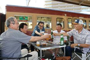 ホームや旧国鉄製の観光急行を会場にえちごトキめき鉄道が初めて企画したビアガーデン=7月11日、上越市の直江津駅