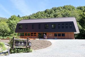 鳩待峠登山口に開業した星野リゾート「ＬＵＣＹ尾瀬鳩待」。群馬県はここで入域料徴収を試行する予定だ＝尾瀬国立公園