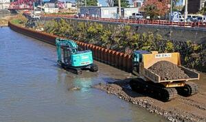 　護岸修復のための作業が実施された河原田川＝４日午前、石川県輪島市
