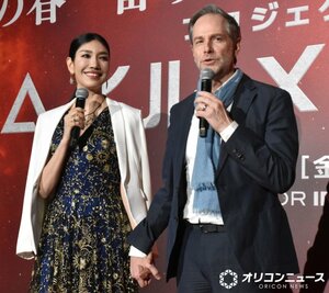 手をつないで登場した（左から）アンミカ、セオドール・ミラー （C）ORICON NewS inc.