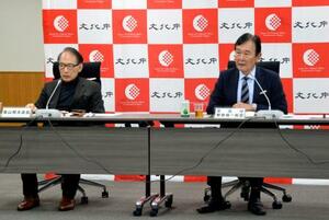 日本の小説や雑誌を世界市場に売り込む戦略を議論する協議会で、あいさつする都倉俊一文化庁長官(右)=12日午後、文科省