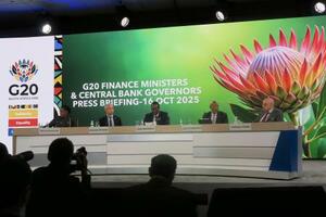 記者会見するG20議長国の南アフリカの担当者ら=16日、米ワシントン(共同)