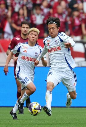 神戸－新潟　後半、攻め上がる長谷川元希（右）と小見洋太＝国立競技場
