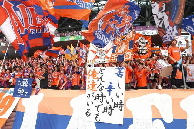 アップ中の選手たちに声援を送る新潟サポーター＝サンガＳ