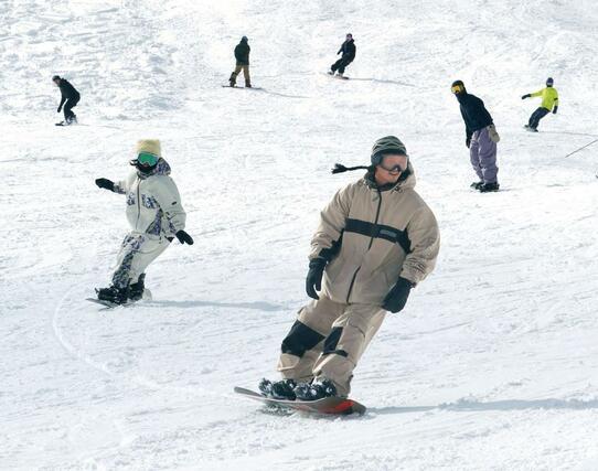 県内トップを切ってオープンしたかぐらスキー場＝２２日、湯沢町三俣