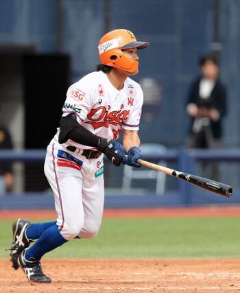 ５回、勝ち越しの適時三塁打を放つオイシックスの楠田汰朗＝エコスタ