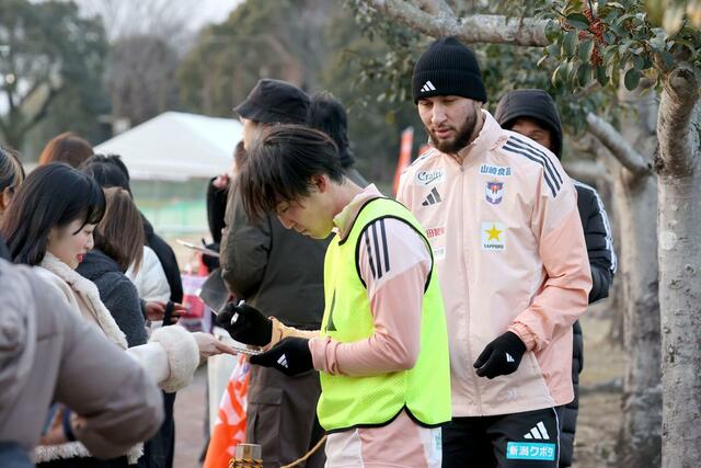 ファンサービスするFWブーダら=宮崎県都城市