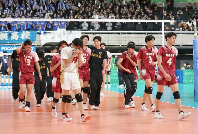 バレーボール全日本高校選手権男子２回戦　東海大相模（神奈川）－関根学園　敗退し涙を流して引き揚げる関根学園の選手ら＝２０２６年１月７日、東京体育館