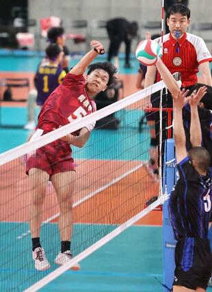 バレーボール全日本高校選手権男子２回戦　東海大相模（神奈川）－関根学園　第１セット、関根学園の下鳥漣大（５）が強打を放つ＝２０２６年１月７日、東京体育館