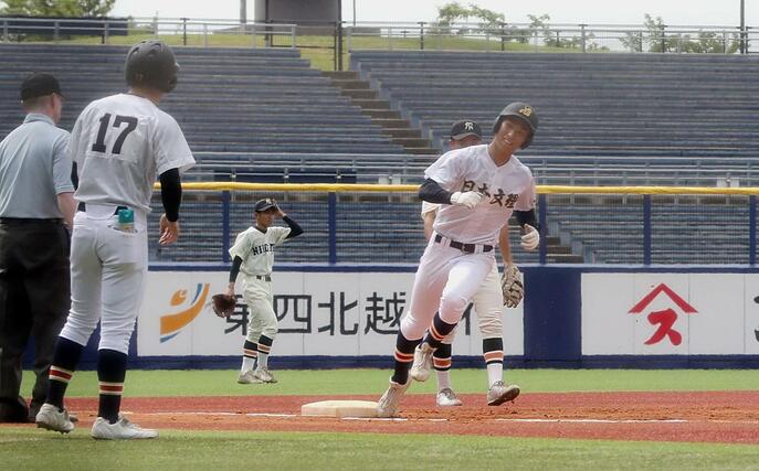 新潟工－日本文理　初回、日本文理の宮澤日向が逆転の３点本塁打を放ち、３－１＝エコスタ