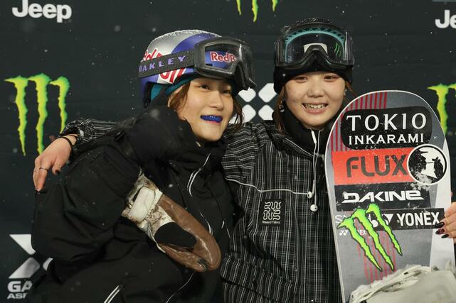 スノーボード女子ハーフパイプで初優勝した清水さら（左）と２位の工藤璃星＝アスペン（ゲッティ＝共同）