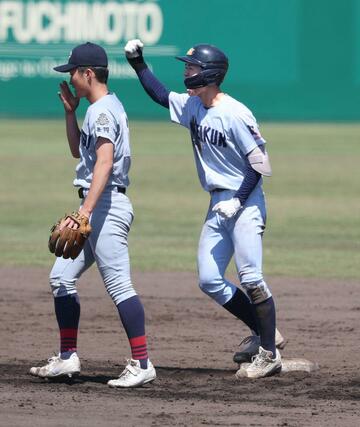 中越－新潟明訓　２回新潟明訓２死一塁　今井巨（右）が中越え適時二塁打を放ち５－０。塁上でガッツポーズする＝長岡市悠久山球場