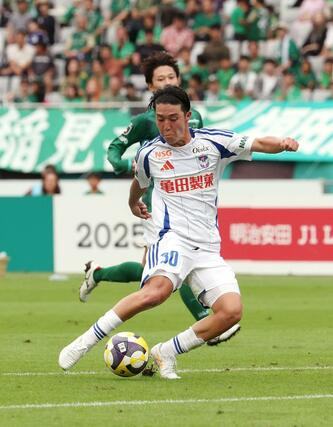 後半、左サイドから切り込みシュートを放つ新潟の奥村仁=18日、味の素スタジアム