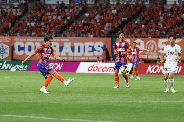 前半、新加入のＤＦ植村洋斗（５０）がゴールを狙う＝７月２０日、デンカビッグスワン