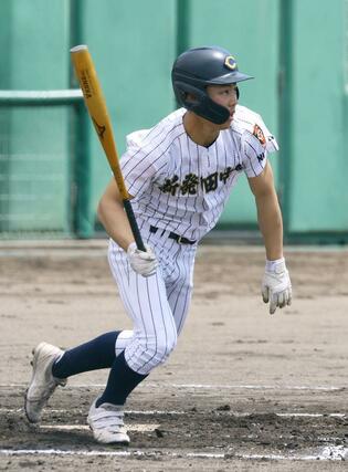 新発田中央－新潟南　２回２死２塁、新発田中央の本間楽連が適時打を放ち、４－０とする＝２日、新発田市五十公野公園野球場