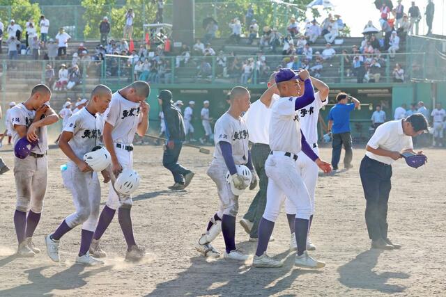 村上桜ヶ丘－東京学館　試合終了後、肩を落として引き上げる東京学館ナイン＝新発田市の五十公野