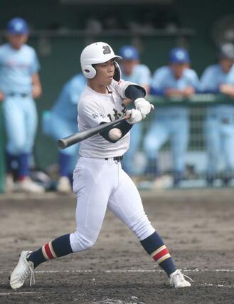 日本文理－加茂暁星　４回日本文理１死二、三塁、土屋太偉哉が適時打を放ち３－０ ＝新発田市五十公野