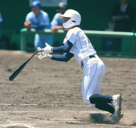 加茂暁星－新潟産大付　５回新潟産大付１死二塁、市川里桜が左中間に適時二塁打を放ち５点目＝長岡市悠久山球場