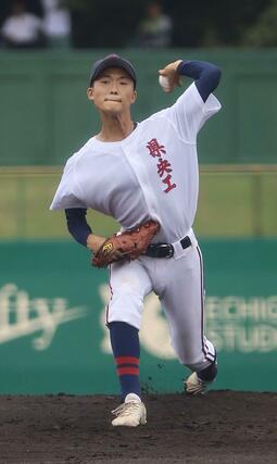 県央工の先発投手の廣田陽心=9月12日、長岡市悠久山