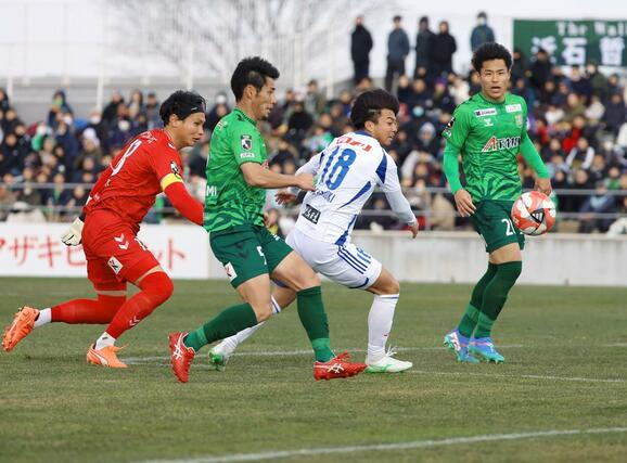 後半、ゴール前で競り合うFW若月大和=プラスタ