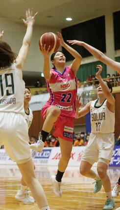 新潟-SMBC 延長戦、シュートを狙う森田真衣=21日、阿賀野市水原総合体育館
