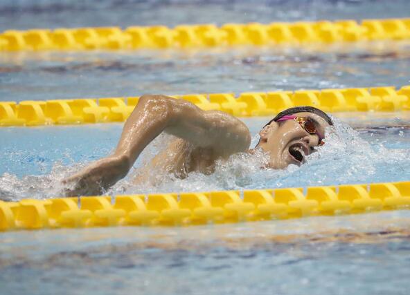 男子４００メートル個人メドレー決勝　大会新で優勝した根岸歩夢（長岡大手）＝長岡市