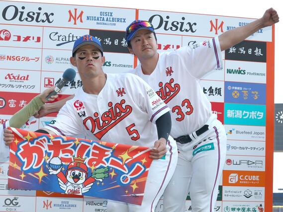 ＭＶＰを獲得し、お立ち台にたった大川陽大（左）とサポートでやってきた伴在汰文＝３月２３日、エコスタ