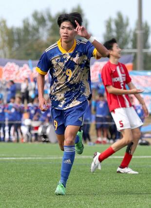 開志学園ＪＳＣ－北越　後半３０分、ハットトリックを果たしたＦＷ阿部日夏太（開志学園ＪＳＣ）＝１０月２６日、新潟県北蒲原群聖籠町東港５の新潟聖籠スポーツセンター