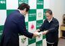 答申書を手交する福島地方最低賃金審議会の熊沢透会長(右)=5日午前、福島市