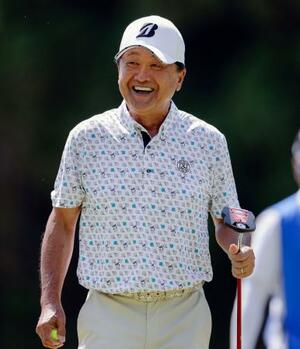 第1日、8番でバーディーを奪い笑顔の倉本昌弘。3オーバーで66位=茨木CC