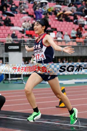 　全国高校駅伝女子で２年連続３度目の優勝を果たした長野東のアンカー今井玲那＝たけびしスタジアム京都