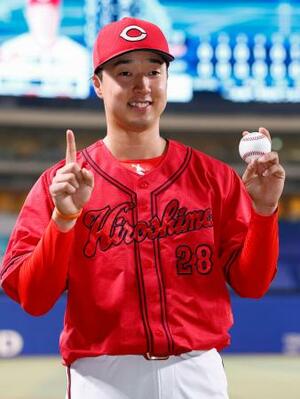 プロ初登板で初勝利を挙げ、ポーズをとる広島・佐藤柳=バンテリンドーム