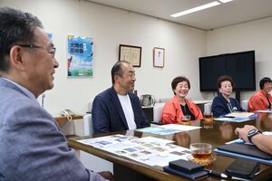 関口市長と意見交換する雪あねさ会のメンバーら=十日町市役所