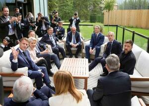 G7サミットの討議に臨む石破首相(奥左)ら。右端はウクライナのゼレンスキー大統領、奥右はベセント米財務長官=17日、カナダ西部カナナスキス(共同)