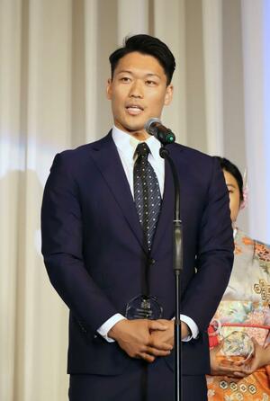 表彰式でミラノ・コルティナ五輪への意気込みを語るスキークロス男子の須貝龍=東京都港区
