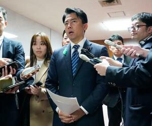 　陸自日出生台演習場の事故について記者団の取材に応じる小泉防衛相＝２１日午後０時５分、国会