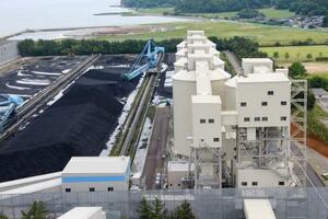 石川県七尾市の七尾大田火力発電所に新設された、木質バイオマス混焼発電の燃料を貯蔵するサイロ=16日