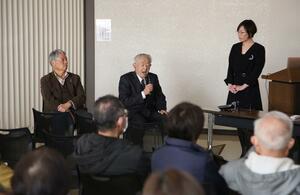 大沢孝司さんと再会を果たす会の総会で協力を訴える兄昭一さん（中央）＝２２日、新潟市西蒲区