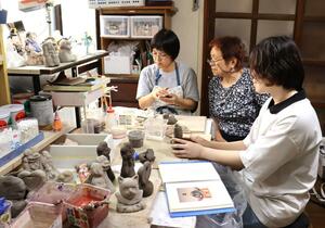 今町べと人形の制作に取り組む伝承会のメンバーと、指導する藤田久子さん(中央)=見附市今町1
