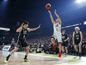 第４クオーター、シュートを放つ「Ｂ・ＷＨＩＴＥ」の富樫＝ららアリーナ東京ベイ