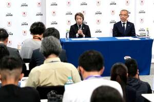 JOCの新会長に選出され、記者会見する橋本聖子氏(左)=26日午後、東京都新宿区