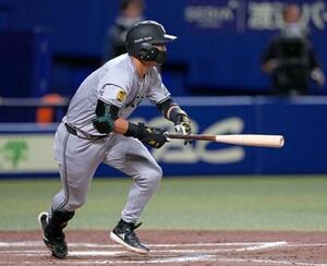 9回巨人2死満塁、吉川が決勝の二塁内野安打を放つ=バンテリンドーム