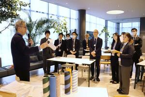 アクシアルリテイリングが長岡造形大と連携して開いたデザイン講座=長岡市