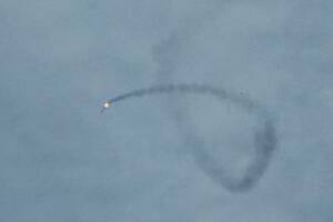 打ち上げ後に落下するロケット=12日午前、北海道大樹町