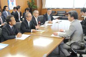 古賀友一郎経済産業副大臣(右)と面会する花角英世知事(前列左から2人目)ら=16日、東京・霞が関の経済産業省